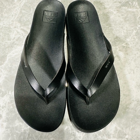 Reef Women's Beach Classic Leather Flip Flop Sandals Black, Measures SZ 8.5-9 - Picture 1 of 6